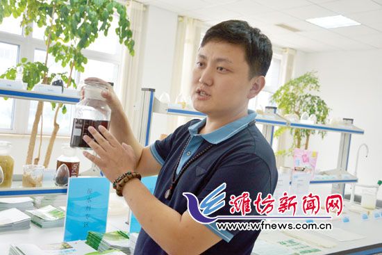 王曉凱正在介紹“旱地寶”的優(yōu)勢。